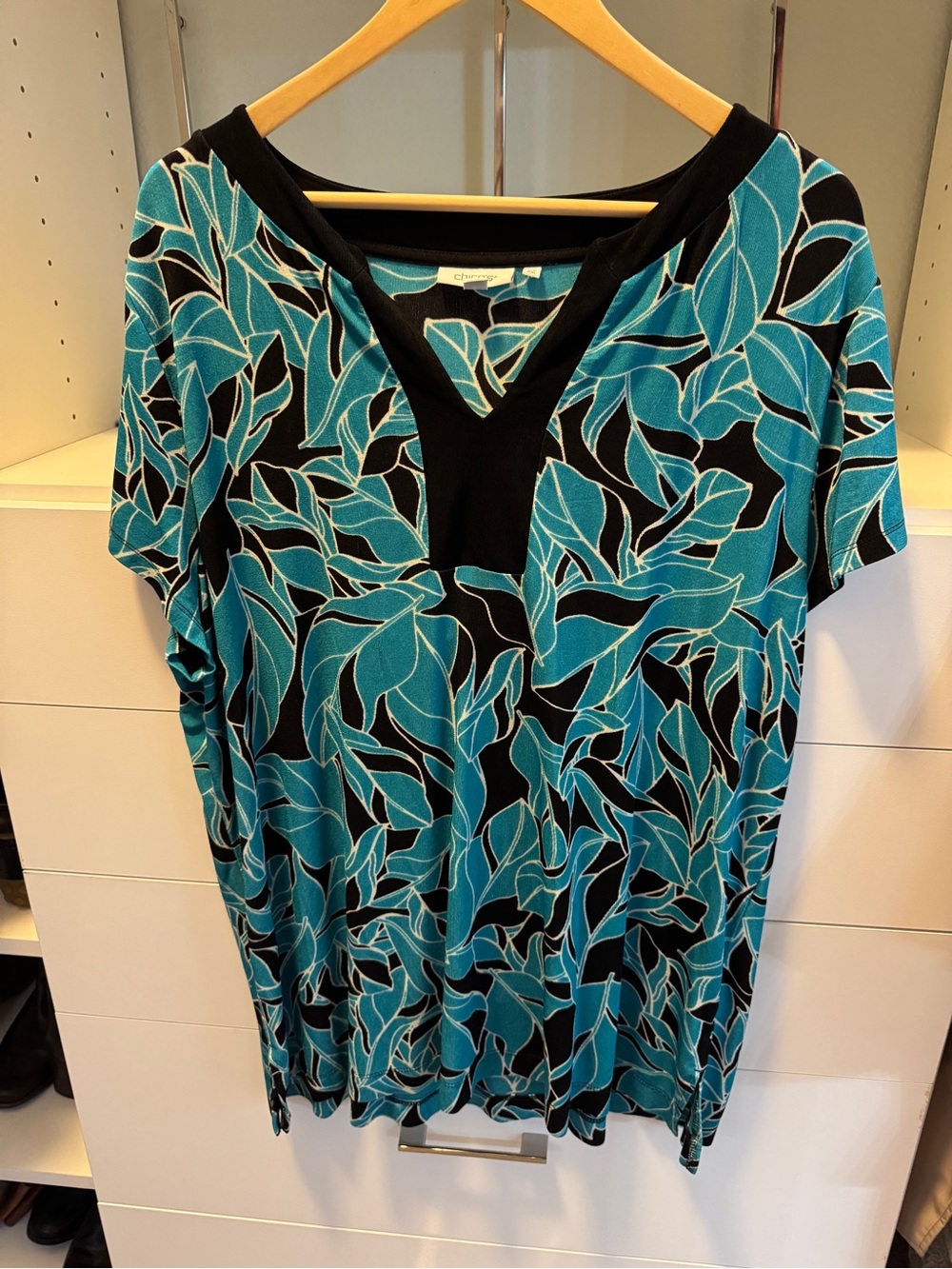 Chico's Teal and Black V-Neck Leaf Print Short Sleeve Top